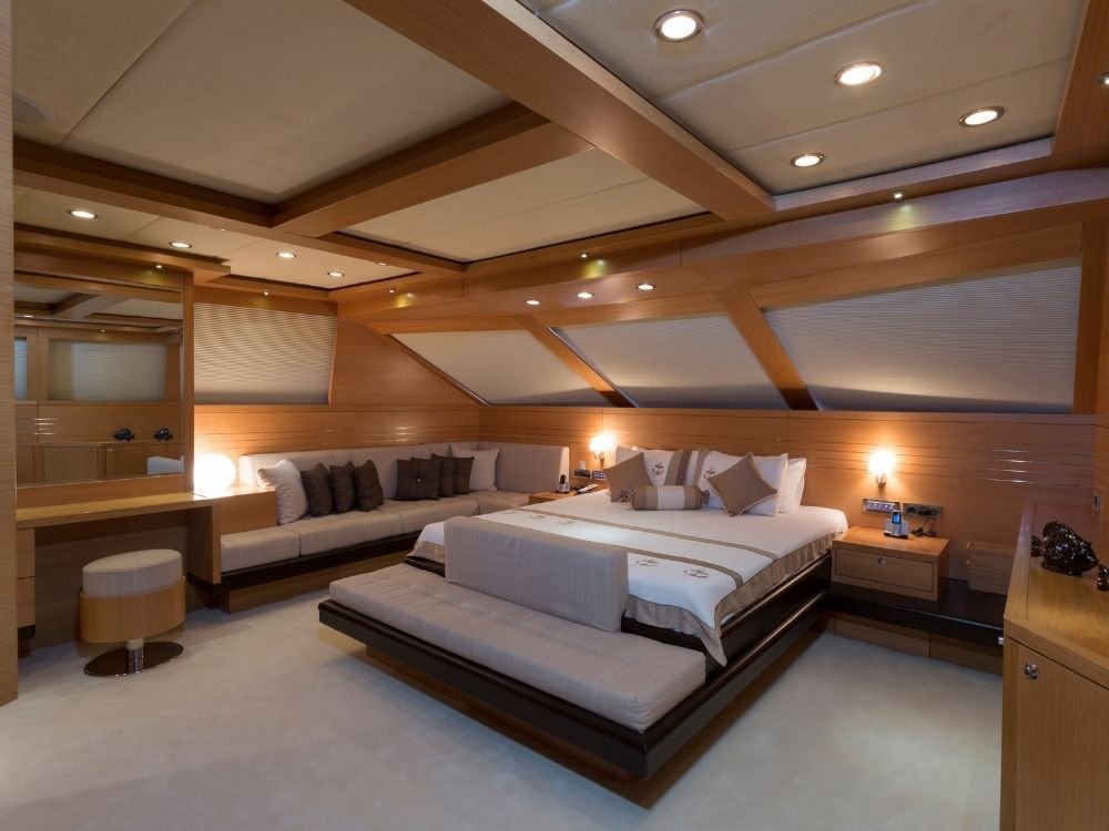 Luxuriöse Yachtkabine mit maßgeschneiderter Bettwäsche, passend für eine Marine-Matratze