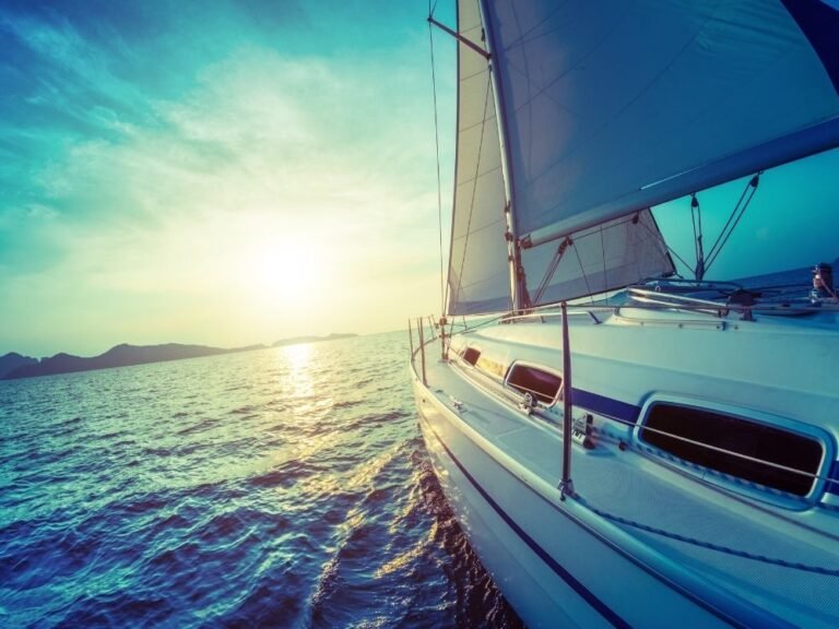 Luxusyacht, die bei klarem Himmel auf See fährt, Symbol für Komfort und Eleganz