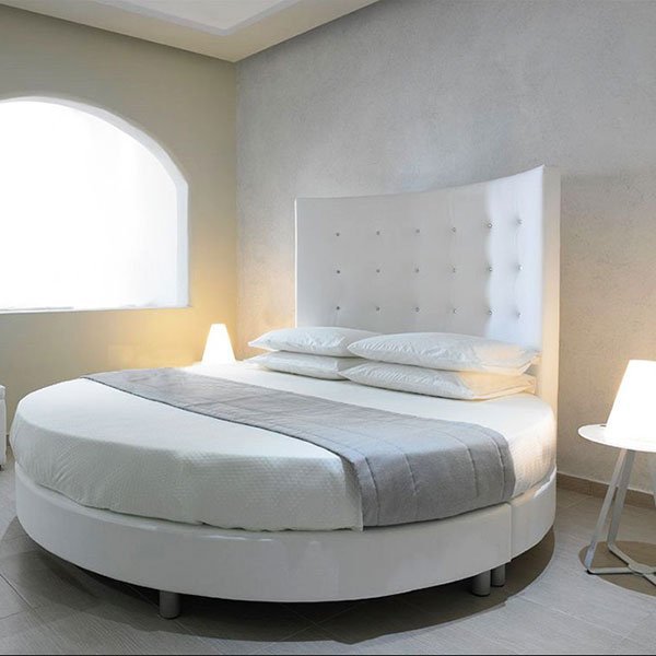 Elegante ronde lakens op een rond bed in een modern en gezellig interieur